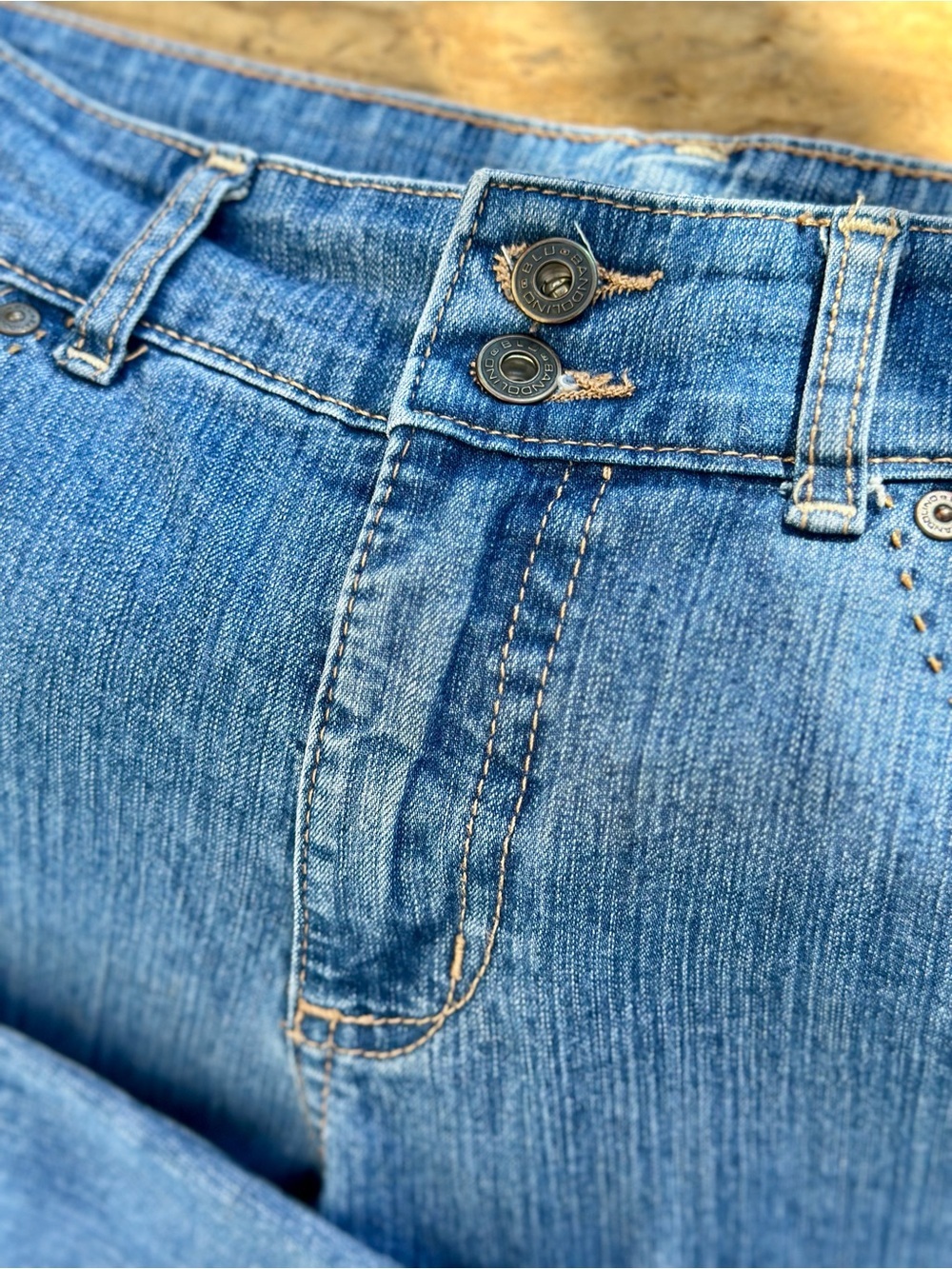 Bandolino Retro Denim Cuffed Capris Jeans - Picture 5 of 8